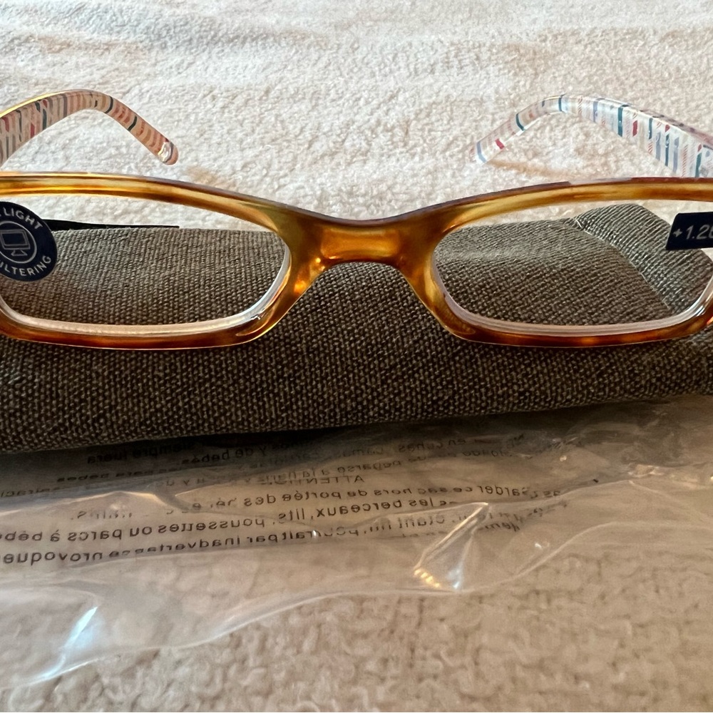 Brand new Peepers reading glasses 1.25 Copenhagen design. Blue light.